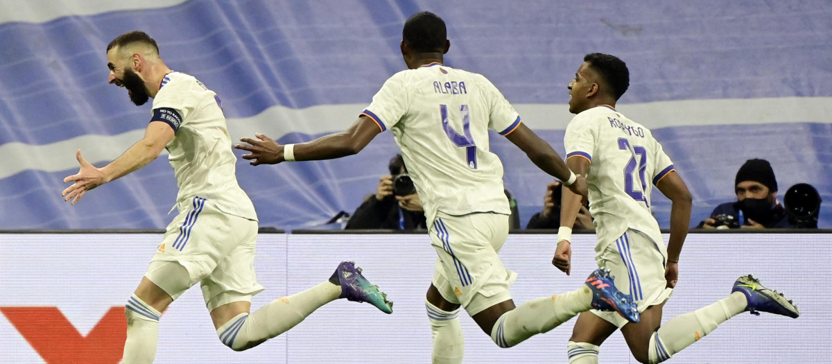 Benzema celebra un gol seguido por Alaba y Rodrygo