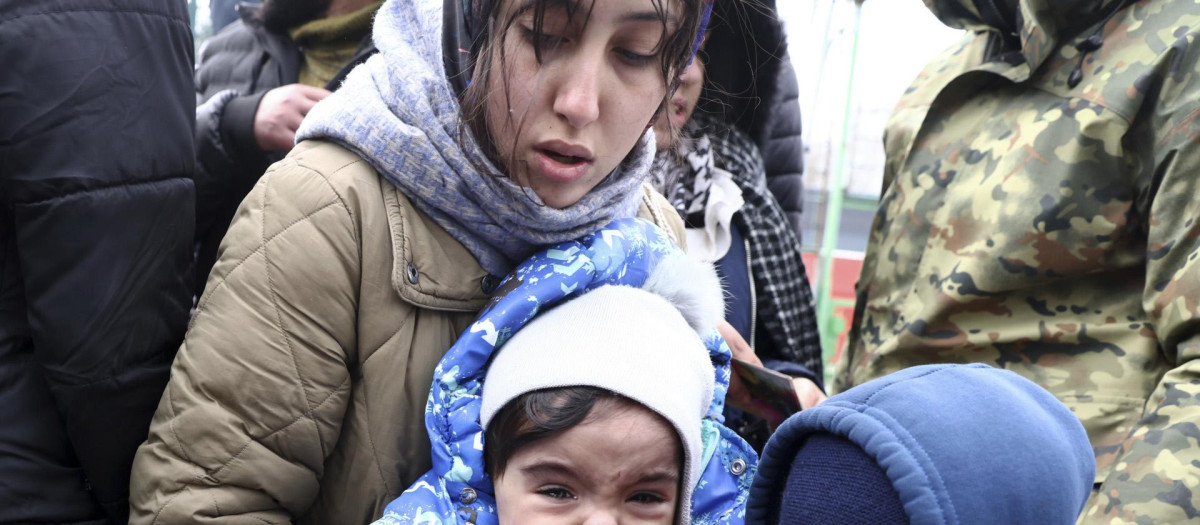 Varios refugiados ucranianos, en la frontera con Polonia, en una imagen de archivo