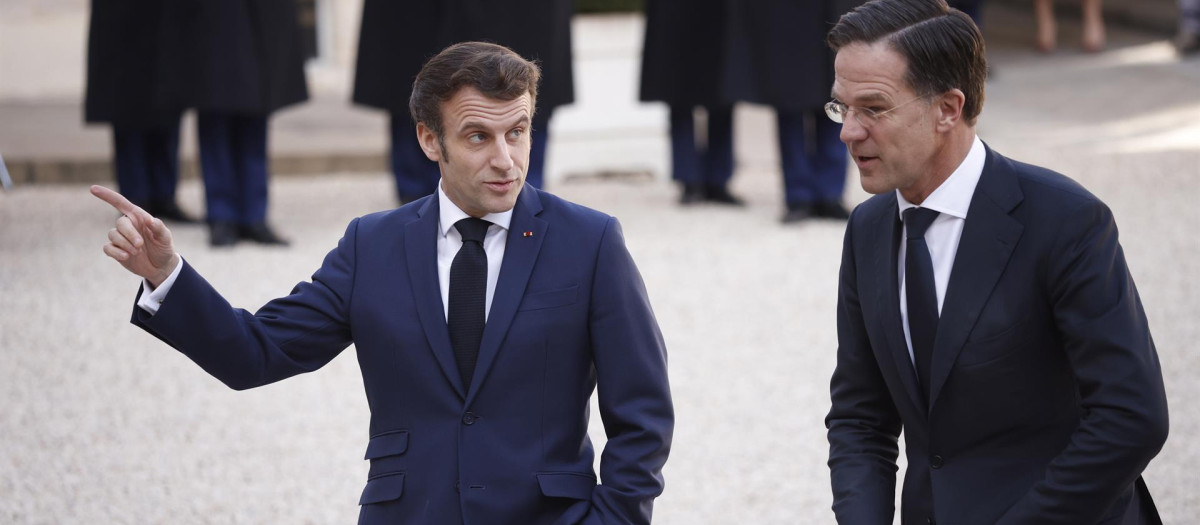 El presidente francés, Emmanuel Macron, junto al primer ministro de Países Bajos, Mark Rutte