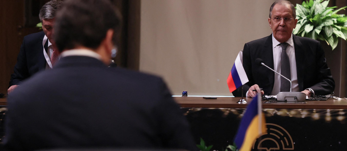 Ministro de Relaciones Exteriores de Rusia, Sergei Lavrov (derecha), y al Ministro de Relaciones Exteriores de Ucrania, Dmytro Kuleba (atrás), asistiendo a la reunión mediada por Turquía en Antalya.