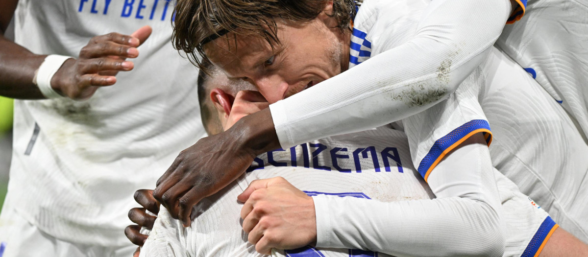 Modric y Benzema celebran un gol