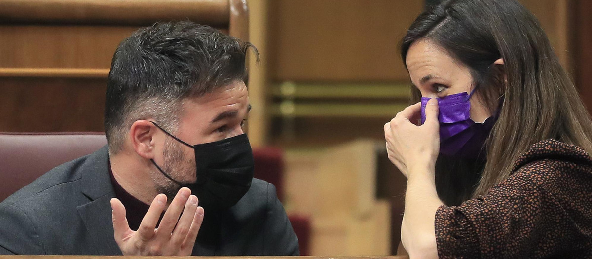Ione Belarra conversa con Gabriel Rufián en el Congreso