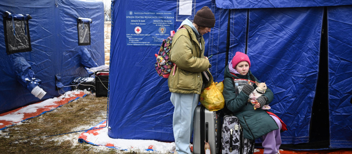 Una madre y un hijo en un campo de refugiados en la frontera entre Ucrania y Rumanía