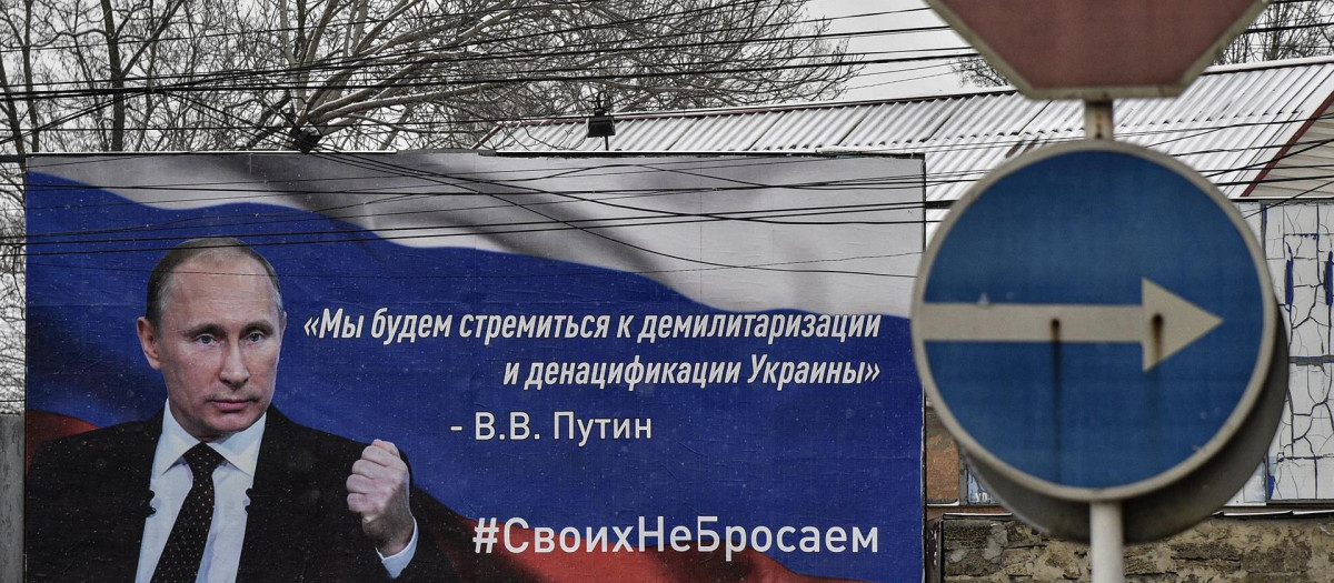 Un cartel de propaganda rusa en Simferopol (Ucrania)