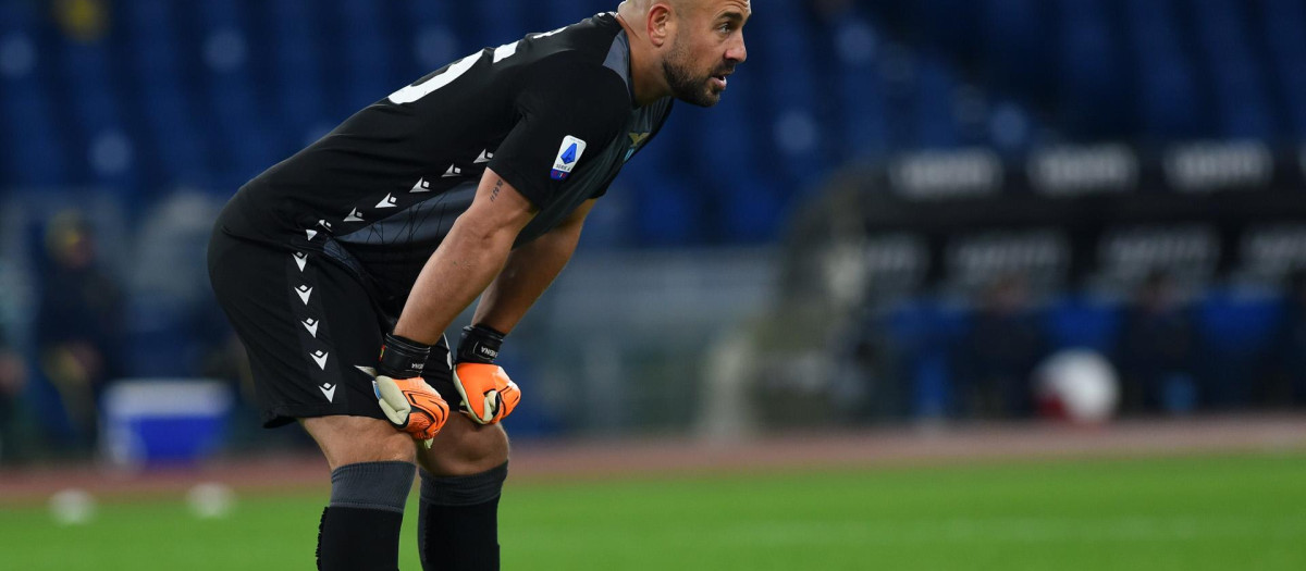 Pepe Reina durante un partido con la Lazio