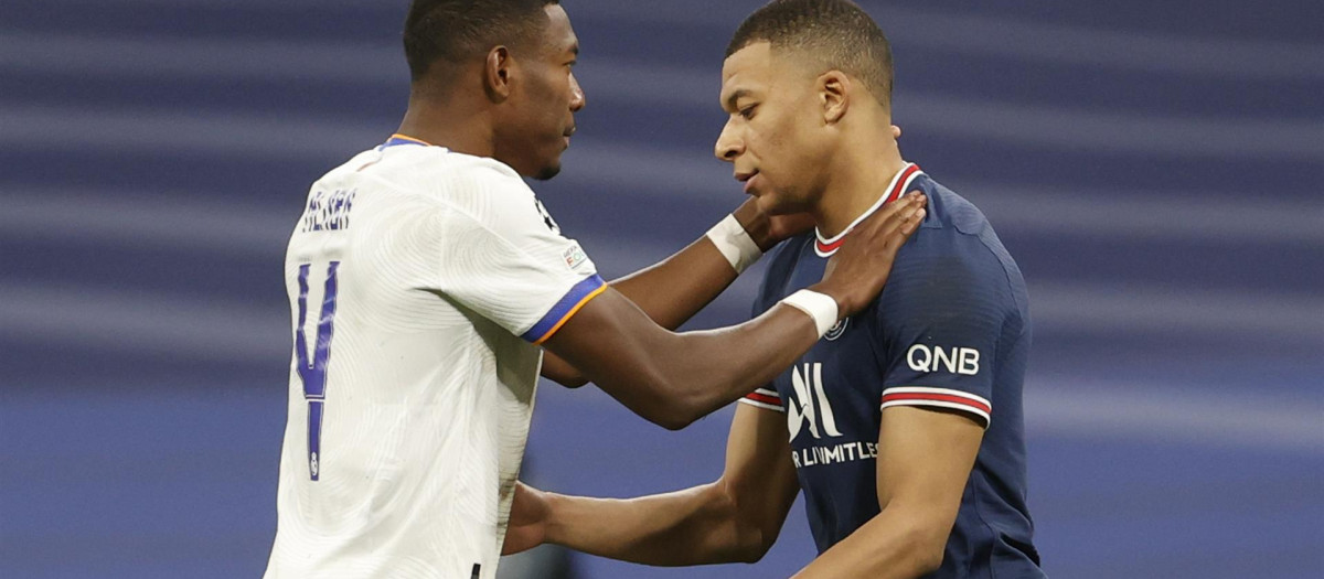 Alaba consuela a Mbappé tras el término del encuentro