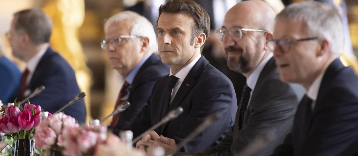 El presidente francés, Emmanuel Macron, flanqueado por Charles Michel y Josep Borrell, este viernes en Versalles (Francia)