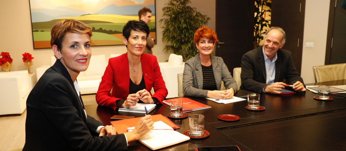 La presidenta de Navarra, María Chivite (d), y la consejera de Hacienda Elma Saiz (2i), durante la reunión que han mantenido esta tarde con Bakartxo Ruiz y con Adolfo Aráiz, de EH Bildu, invitados a negociar sobre fiscalidad y los Presupuestos de la comunidad para el próximo año. EFE/ Villar López.
