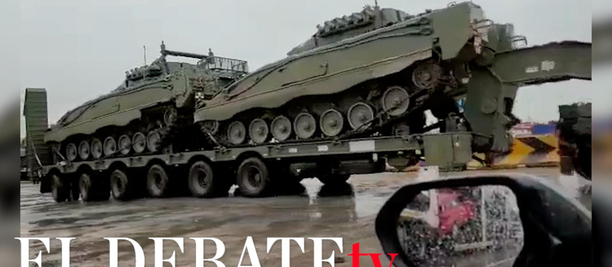 Carros de combate Leopard II y vehículos blindados camino a Santander para embarcar hacia el Báltico