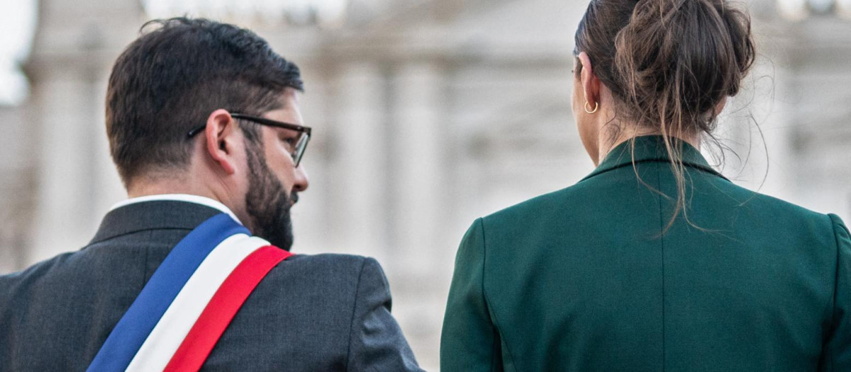El presidente Gabriel Boric y su pareja Irina Karamanos, a su llegada al Palacio de la Moneda