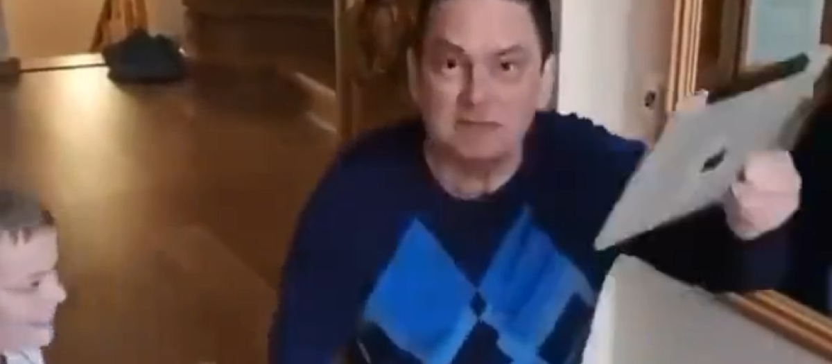 El ciudadano ruso y su hijo durante el ataque al iPad