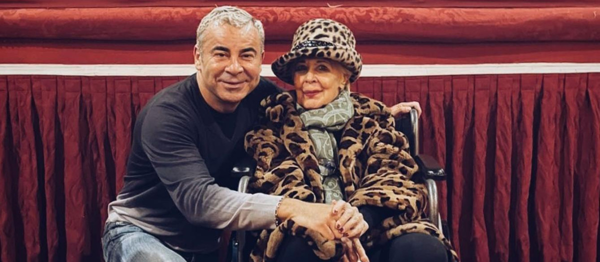 Concha Velasco posa junto a Jorge Javier Vázquez después de ver su obra de teatro