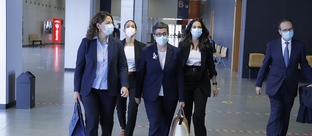 La exministra de Asuntos Exteriores Arancha González Laya (3i) a su llegada al Juzgado de Instrucción Número 7 de Zaragoza para declarar en relación a la entrada en España de Brahim Ghali.
