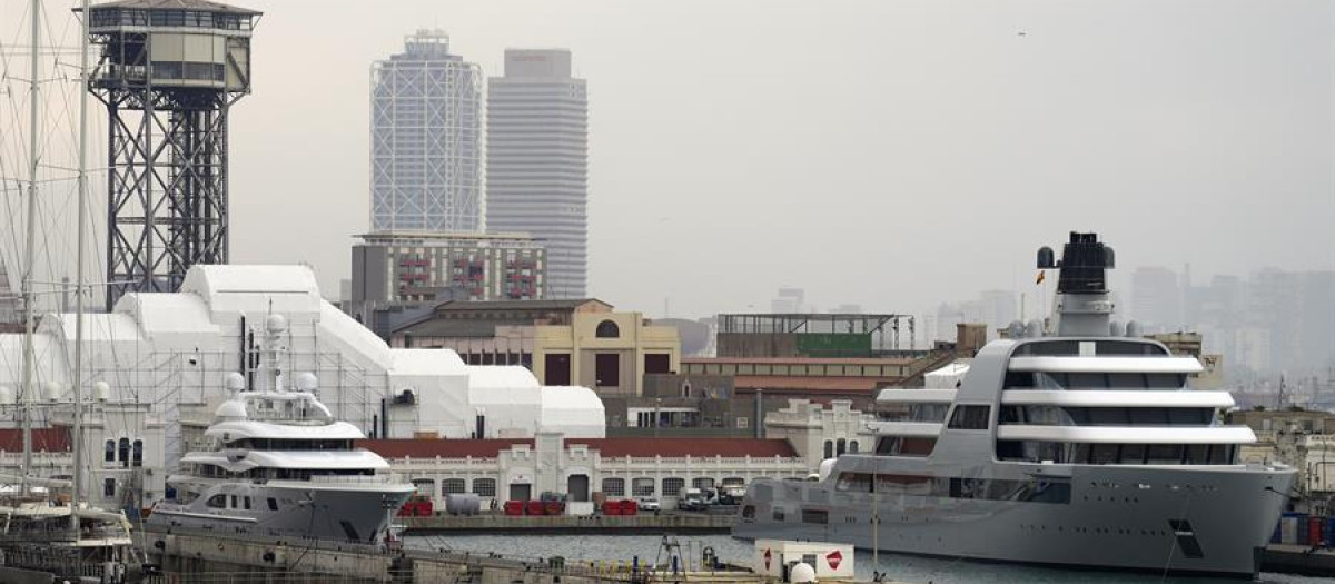 Vista de los yates Solaris, propiedad de Roman Abramóvich, y Valerie (izquierda), de Sergey Chemezov, atracados en el Puerto de Barcelona