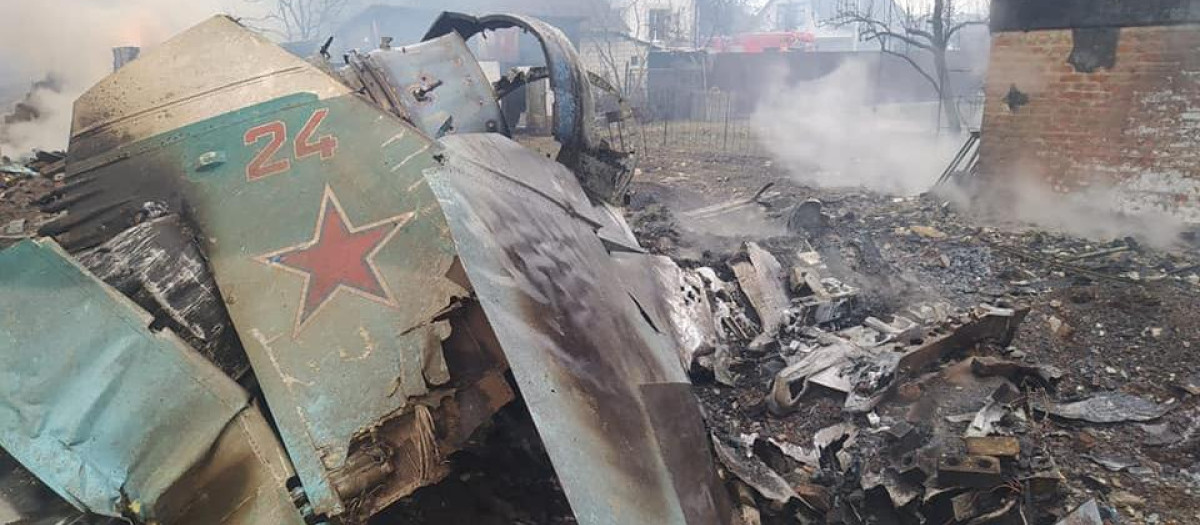 Restos de un avión de combate ruso derribado a las afueras de la ciudad de Chernígov (norte)