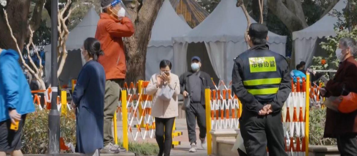 En las metrópolis de Shenzhen y Shanghái, las autoridades locales tratan de atajar los brotes aplicando la estricta política de cero covid.