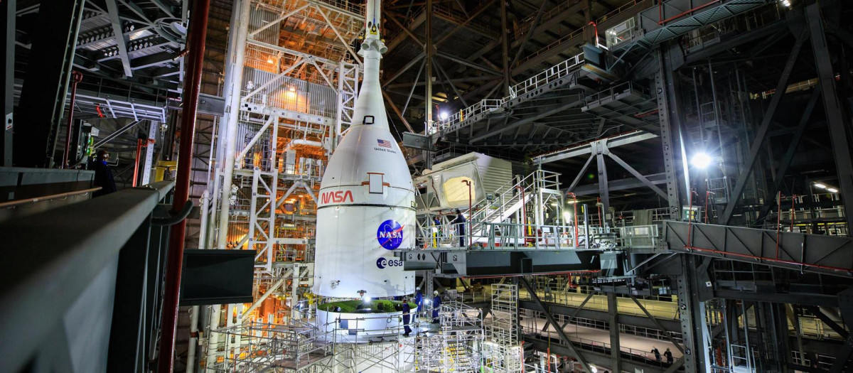 nave espacial Orion para la misión Artemis I, completamente ensamblada con su sistema de aborto de lanzamiento, mientras se eleva sobre el cohete del Sistema de lanzamiento espacial
