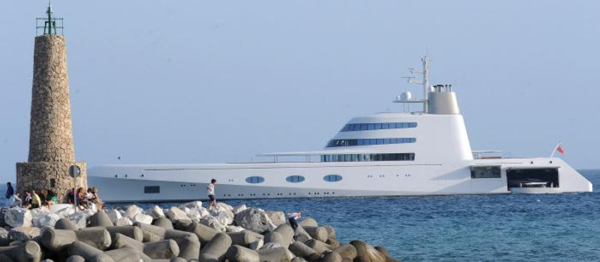 Yate del empresario bielorruso Andrey Melnichenko, cerca del puerto deportivo de Marbella