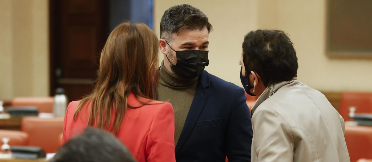 Rufián (ERC) y Aizpurua (Bildu) conversan en presencia de Esteban (PNV)