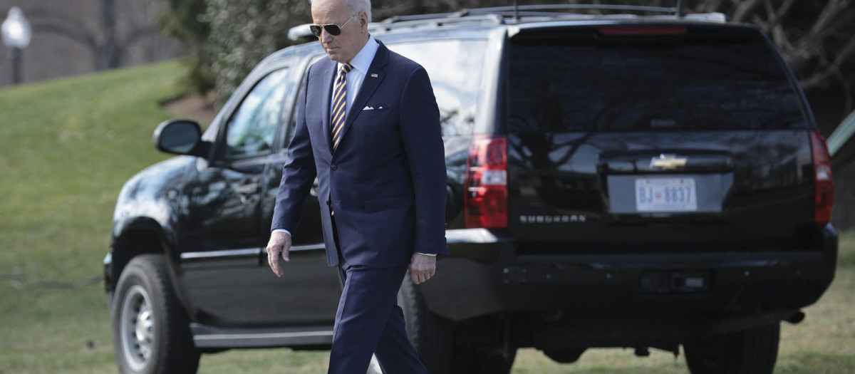 El presidente de EE.UU. Joe Biden, sale de la Casa Blanca en Washington, DC.