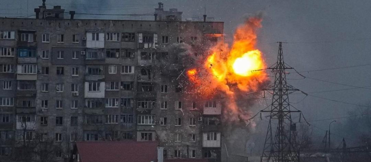 Impacto de proyectil en edificio en Mariúpol al sur de Ucrania