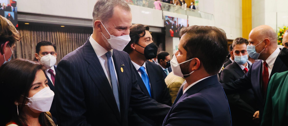 Felipe VI recibe el saludo del nuevo presidente chileno, Gabriel Boric, durante su investidura
