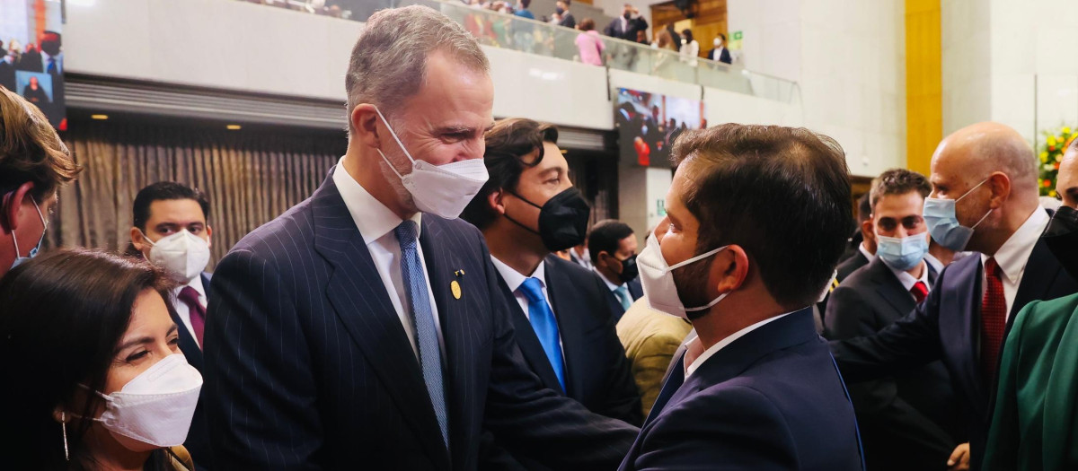 Felipe VI recibe el saludo del nuevo presidente chileno, Gabriel Boric, durante su investidura