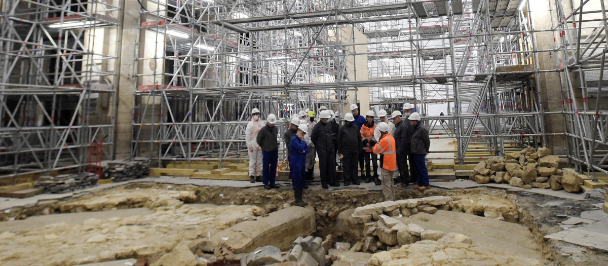 France's Culture Minister Roselyne Bachelot (C) visits the Notre Dame Cathedral archaeological research site after the discovery of a 14th century lead sarcophagus, in Paris, on March 15, 2022. (Photo by JULIEN DE ROSA / AFP)