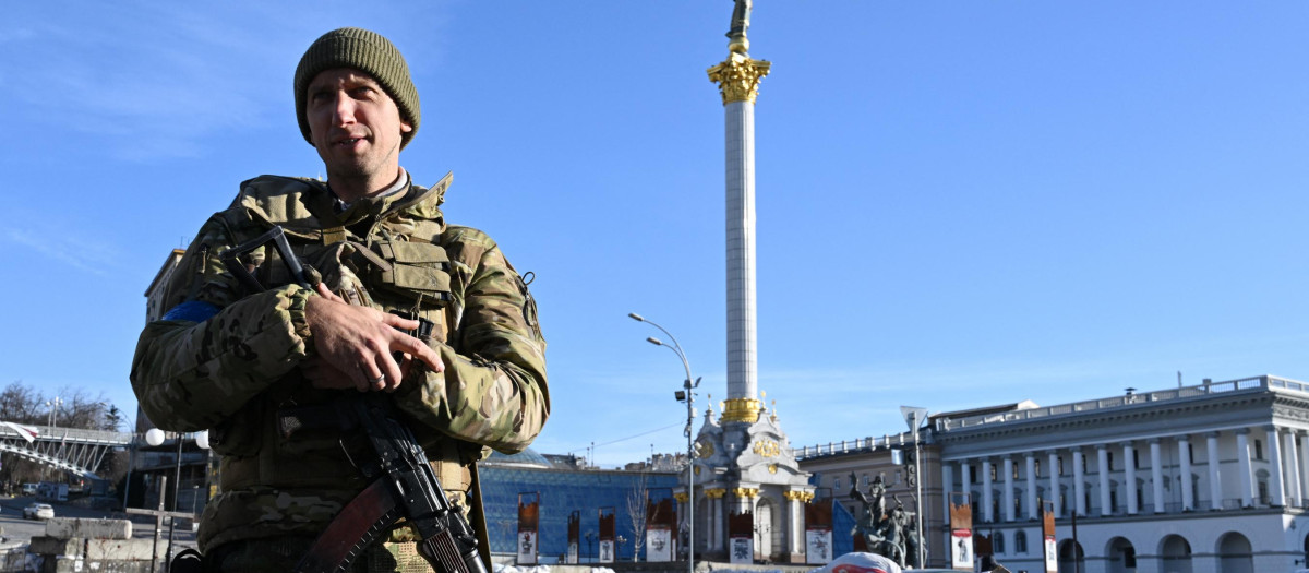 El extenista ucraniano Sergiy Stakhovsky, alistado en el Ejército tras la invasión, vigila la Plaza de la Independencia de Kiev, este martes