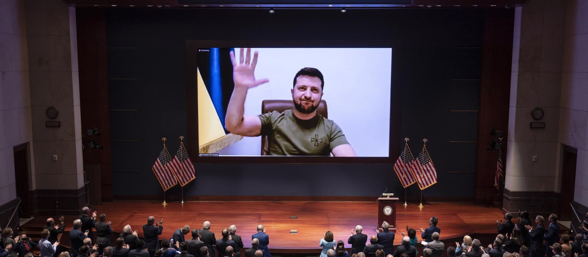 El presidente de Ucrania, Volodymyr Zelenski (en la pantalla), ofrece un discurso en video a los senadores y miembros del Congreso de los Estados Unidos