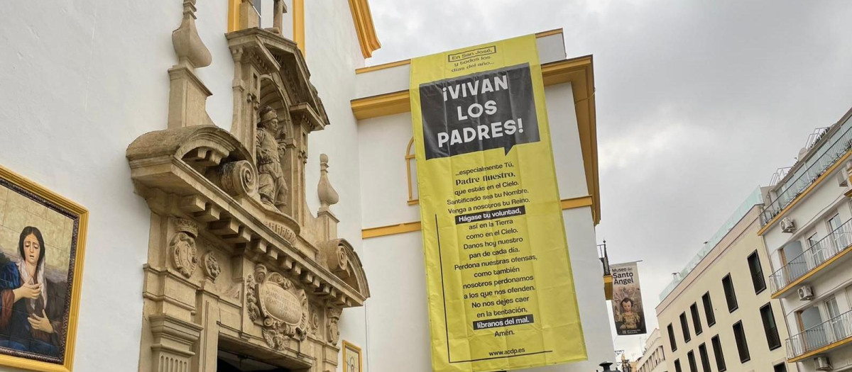 • La asociación comparte la oración por excelencia de la fe católica en autobuses, metros y marquesinas de 61 ciudades españolas