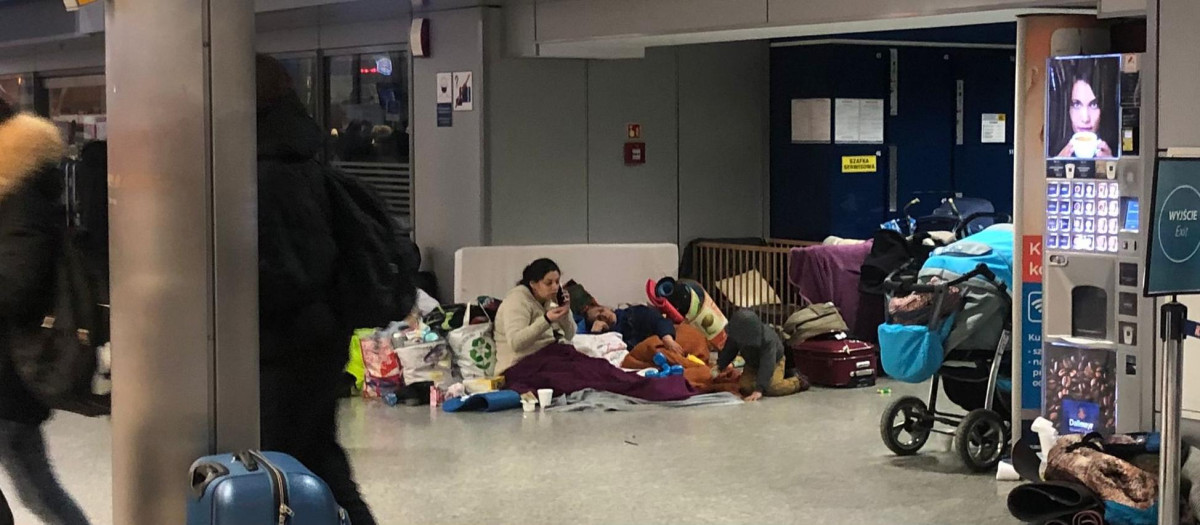 Ucranianos se preparan para pasar la noche en la estación central de Cracovia
