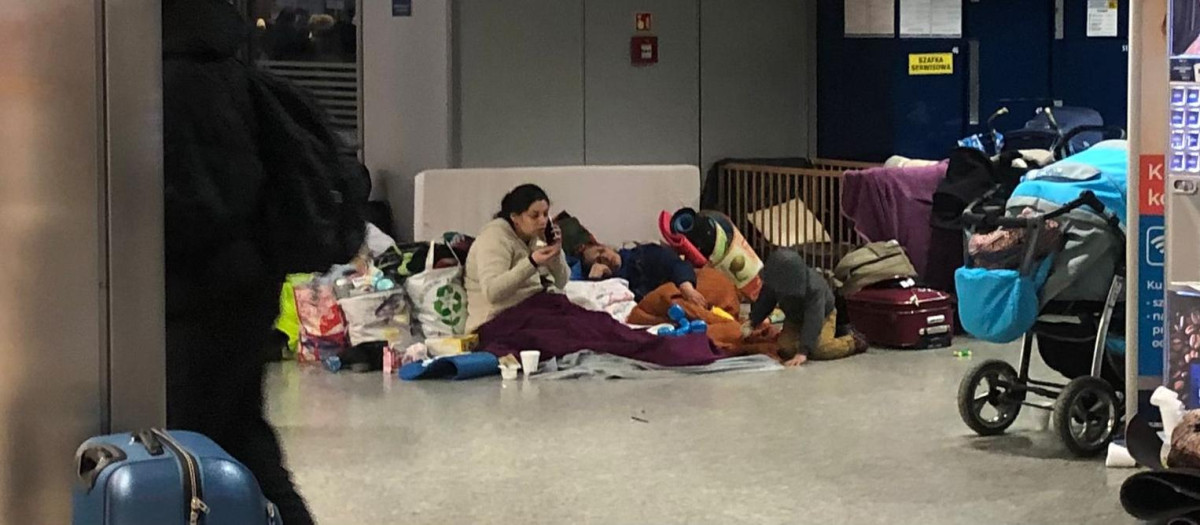 Ucranianos se preparan para pasar la noche en la estación central de Cracovia