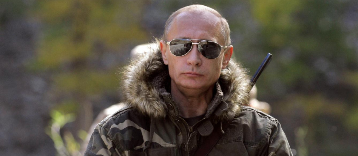 El primer ministro ruso Vladimir Putin monta a caballo durante sus vacaciones de 2010