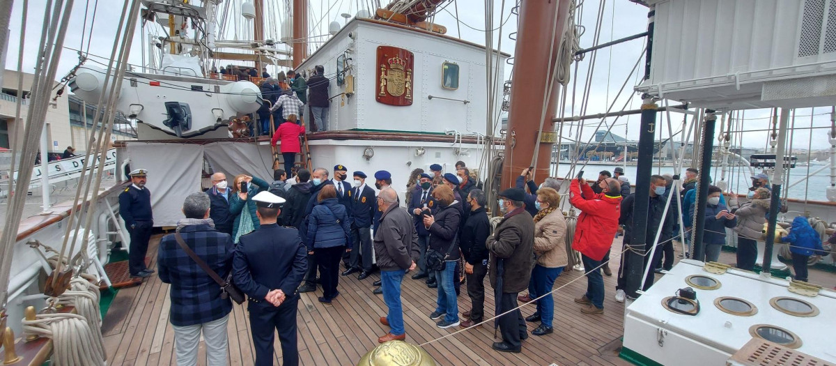 Cientos de barceloneses han visitado ya el buque escuela de la Armada Juan Sebastián Elcano