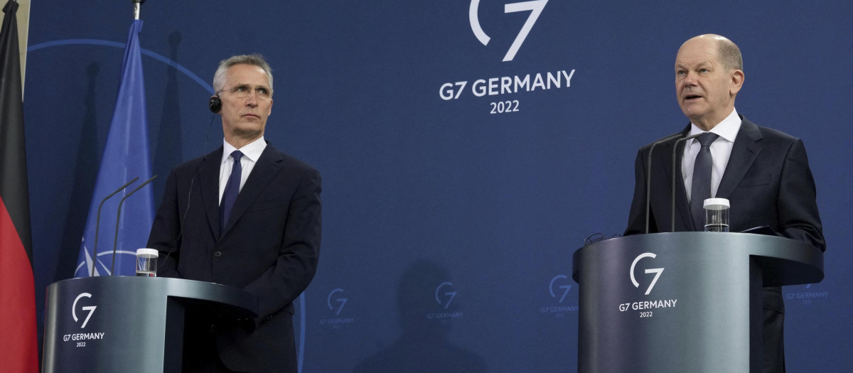 El secretario general de la OTAN, Jens Stoltenberg (Iz) y el canciller alemán, Olaf Scholz en Berlín