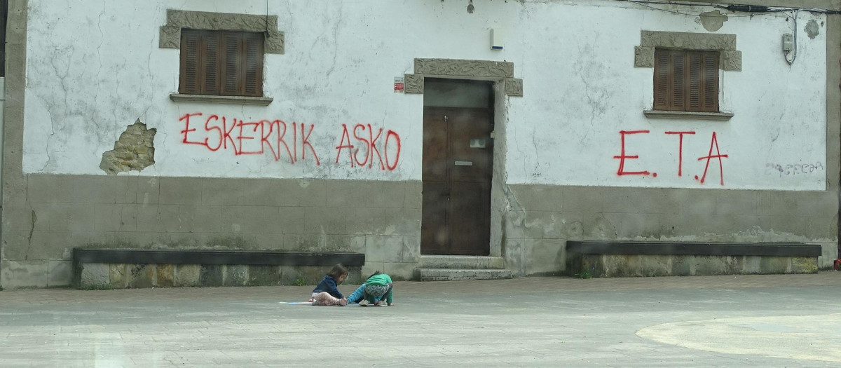 Pintada de "agradecimiento" a ETA aparecida en Arbizu (Navarra) tras el anuncio de disolución de la banda terrorista en 2018