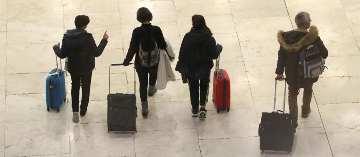 Un grupo de viajeros camina con maletas por el aeropuerto Adolfo Suárez Madrid-Barajas