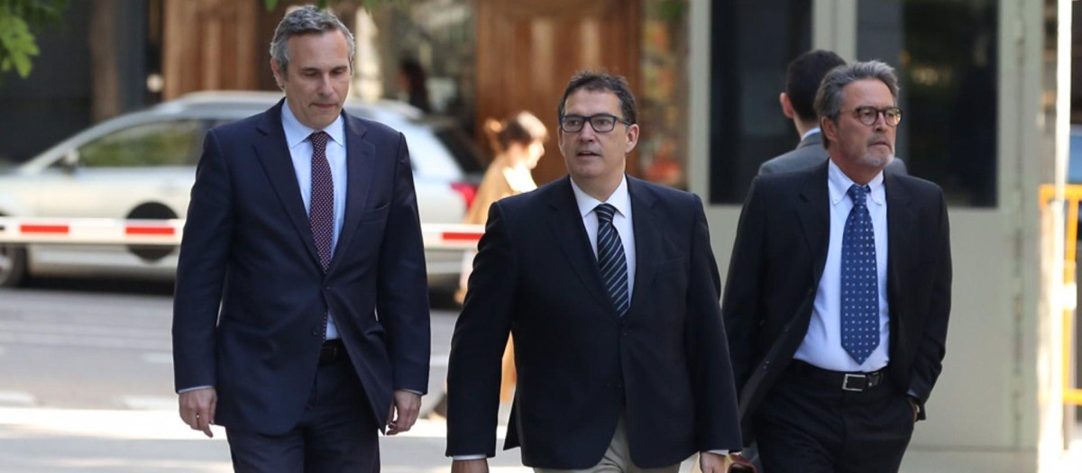 Josep Lluís Alay (primero por la izquierda), que fue detenido en Alemania cuando acompañaba a Puigdemont, llega a la Audiencia Nacional para declarar
