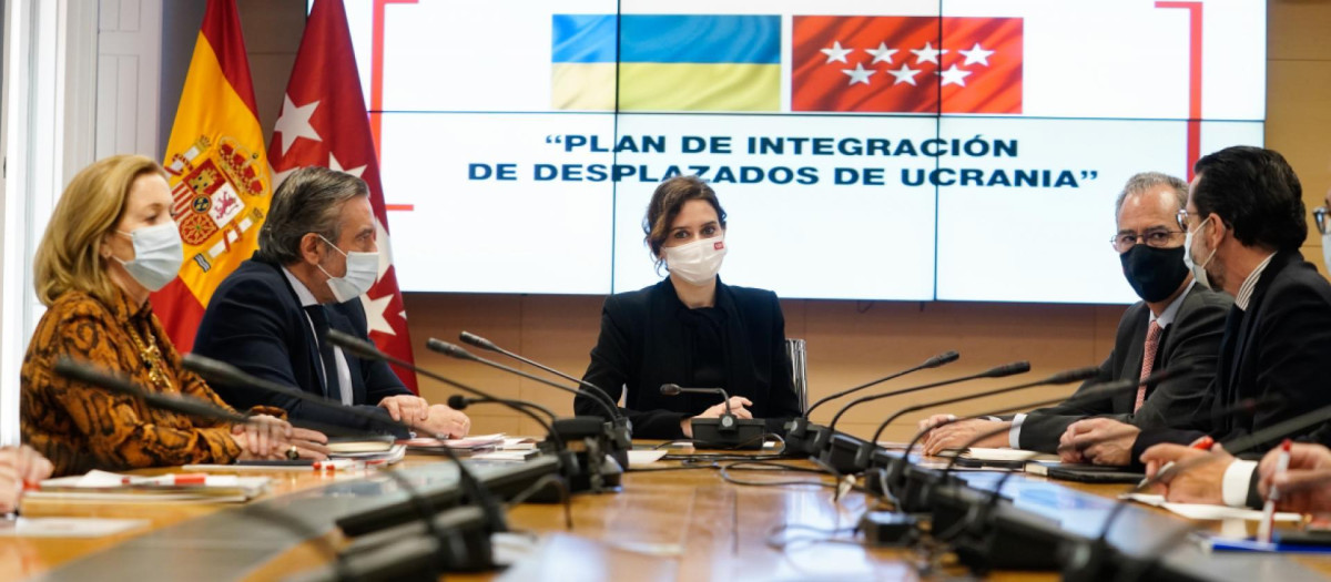 Isabel Diaz Ayuso, presidiendo la primera reunión del Comité de Crisis de Ucrania creado por el Gobierno madrileño