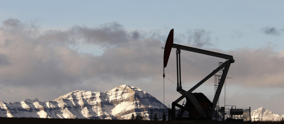 Un bomba de varillas para la extracción de petróleo en Alberta, Canadá