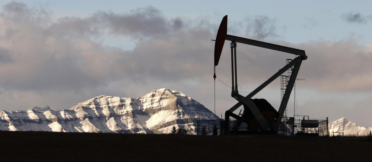 Un bomba de varillas para la extracción de petróleo en Alberta, Canadá