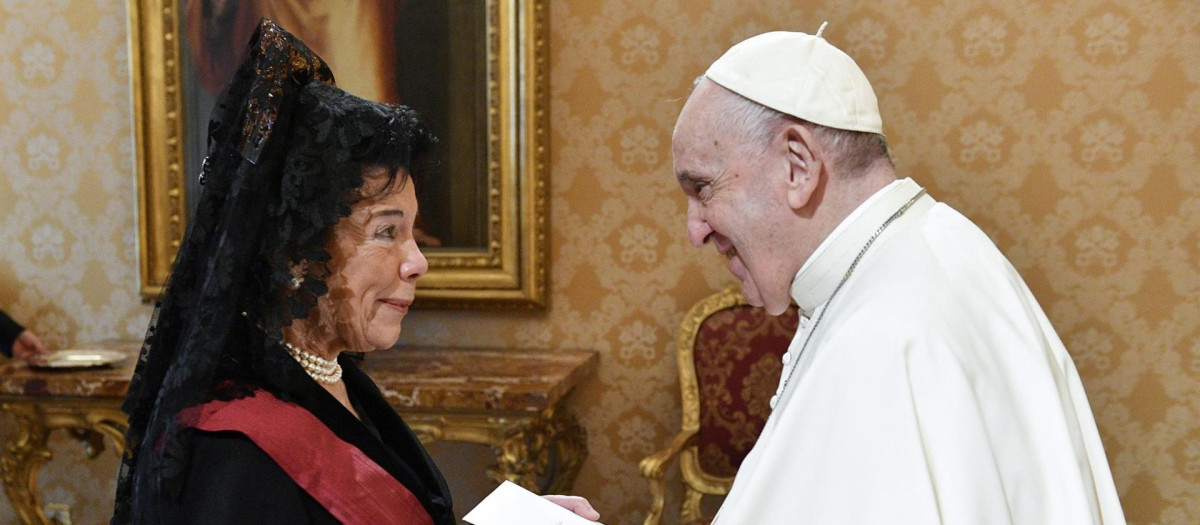 Isabel Celaá presentando su carta credencial al Papa Francisco