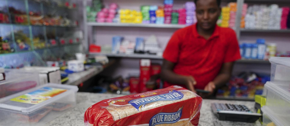 Un hombre compra pan en una tienda en Ciudad del Cabo, Sudáfrica, el pasado 9 de marzo