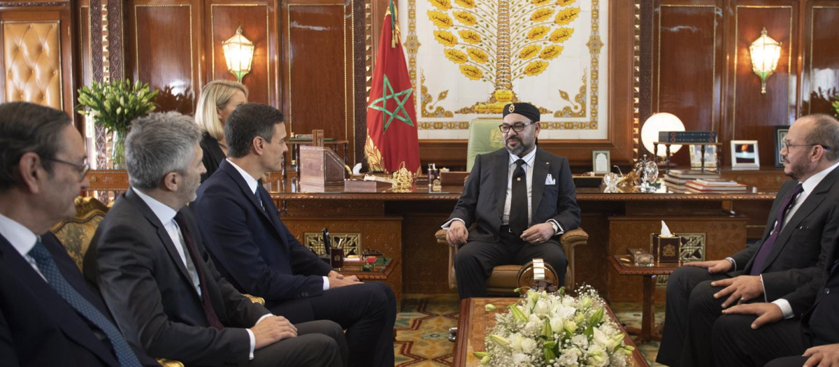 Pedro Sánchez y Grande Marlaska, con Mohamed VI
