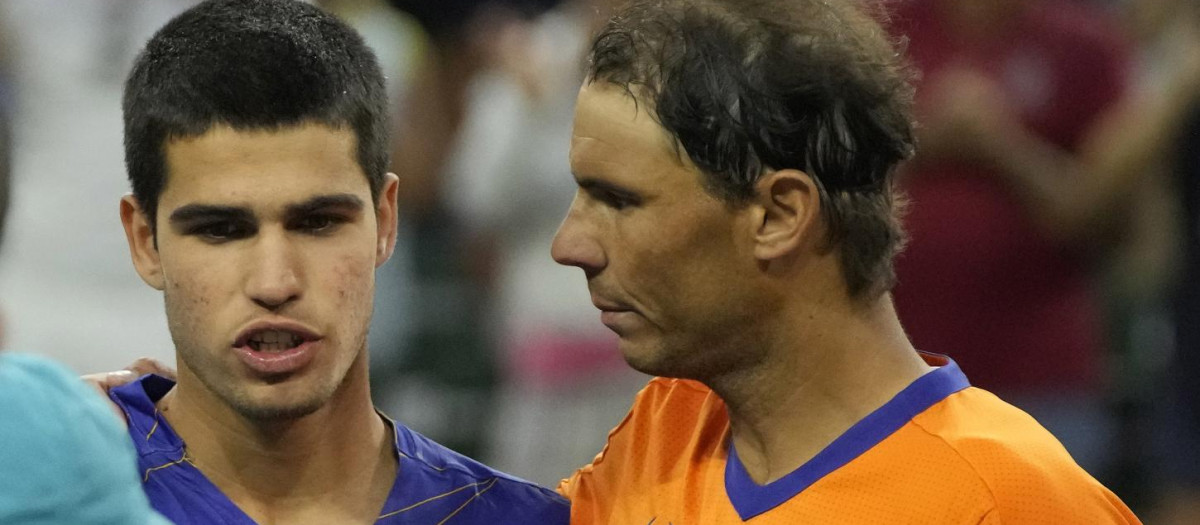Nadal y Alcaraz se saludan tras la semifinal de Indian Wells