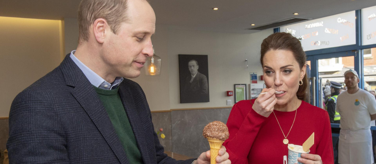 Príncipe William y Kate Middleton tomando un helado en Swansea
