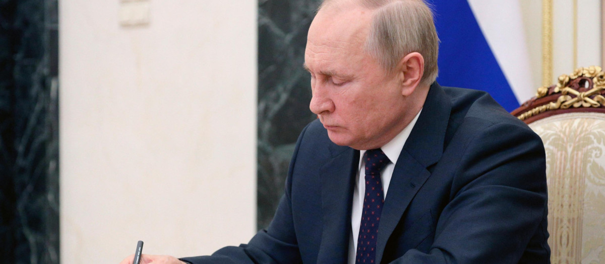 El presidente ruso, Vladimir Putin, preside vía telemática una reunión del Consejo de Seguridad la semana pasada