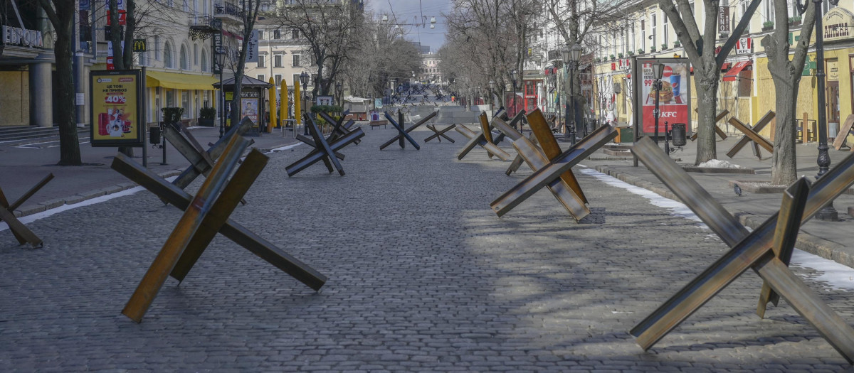 Obstáculos antitanque desplegados en una calle en Odesa, esta semana