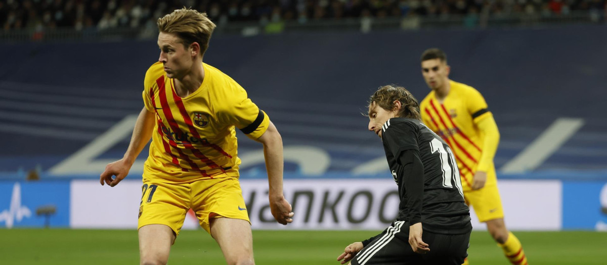 De Jong pelea un baló con Modric